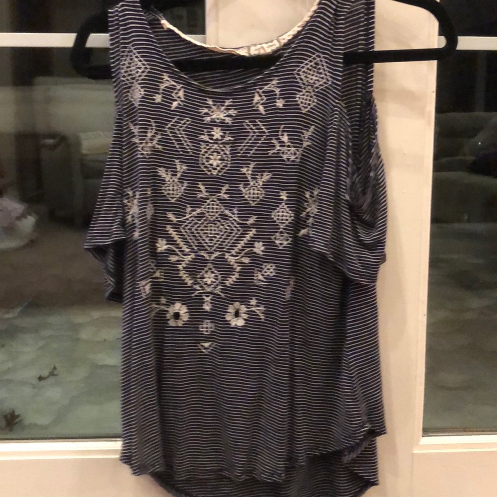 T-shirt with holes on shoulders